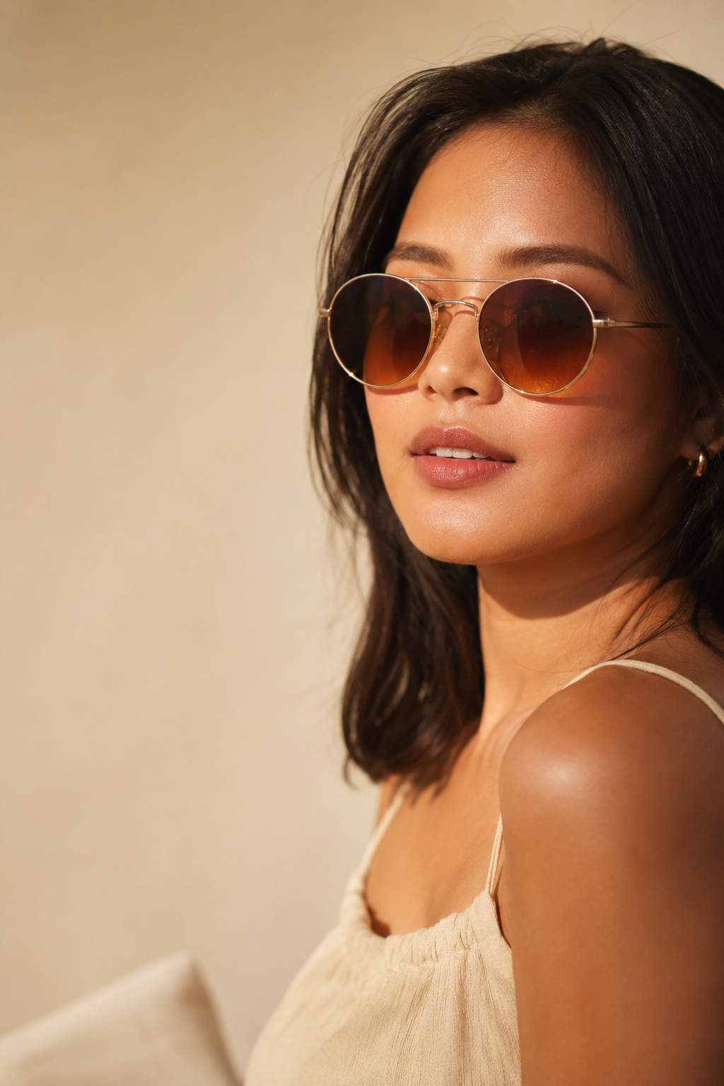 Model mengenakan kacamata sunrays.id